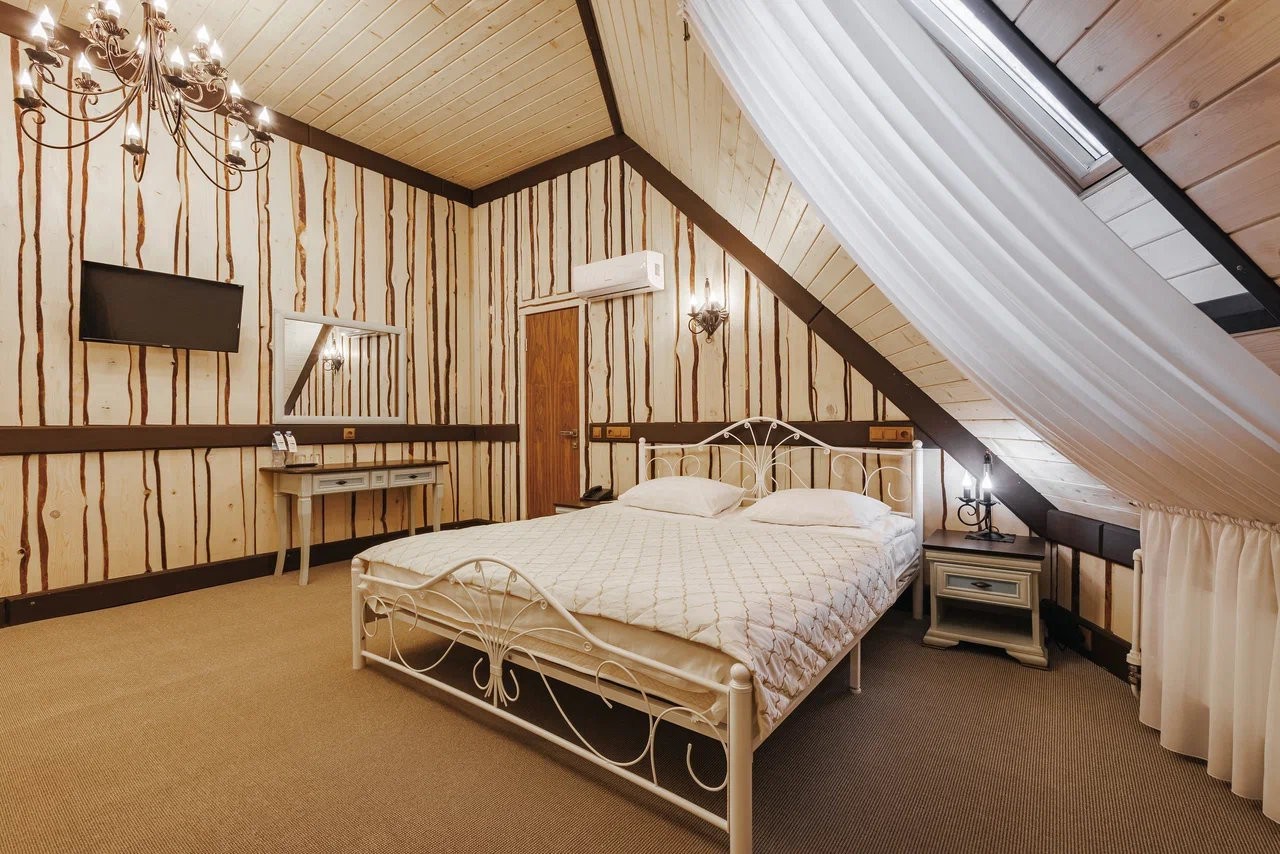 Просторный двухкомнатный люкс с большой гостиной и спальной комнатой комфортно разместит семью до 4 человек. 